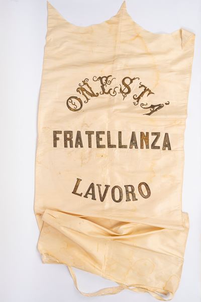 Drappo commemorativo, seta bianca ricamata con “Onestà - Fratellanza - Lavoro” (SOMS)