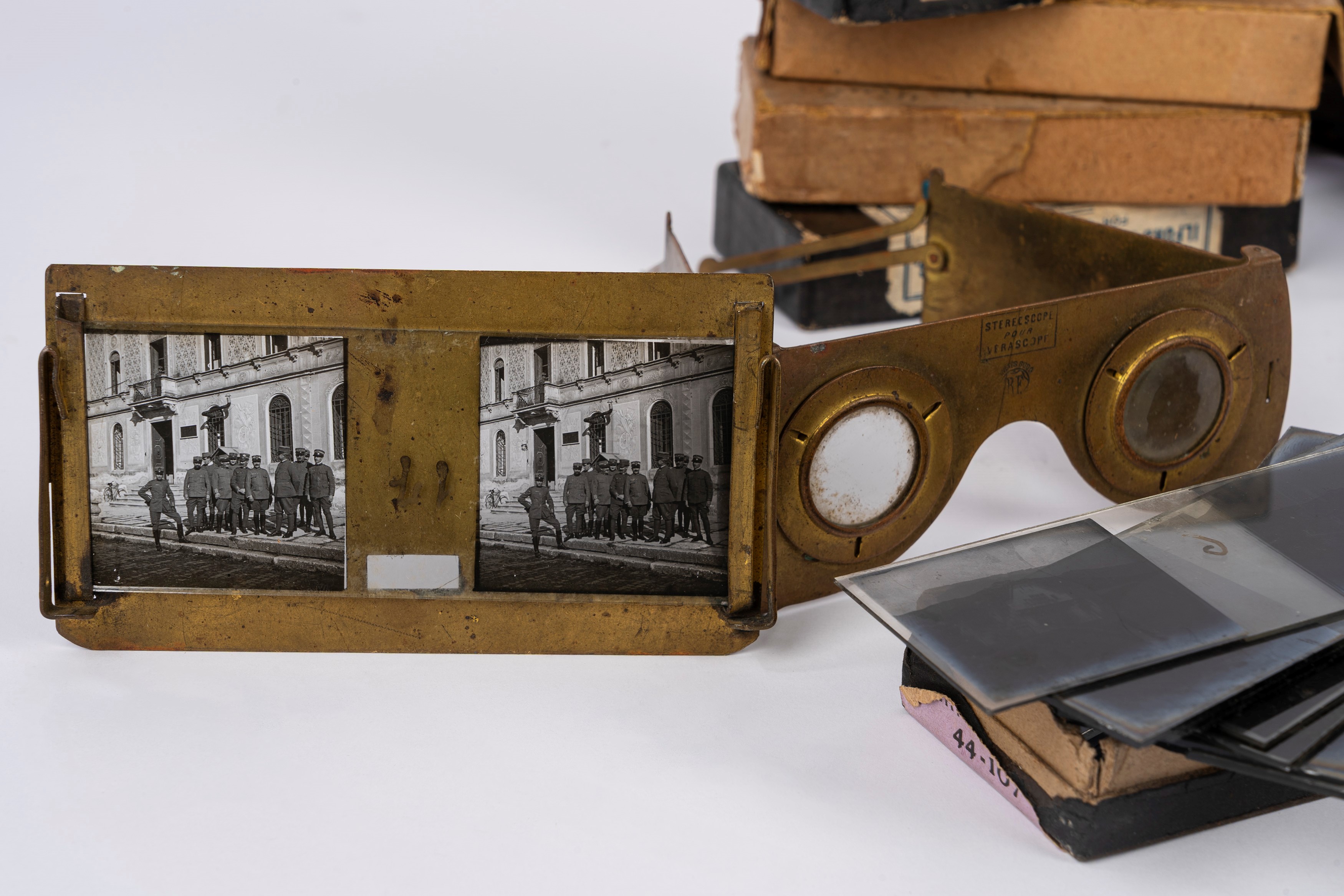 Jules Richard (VERASCOPE), Fotocamera stereoscopica con custodia e lastre fotografiche della Prim...