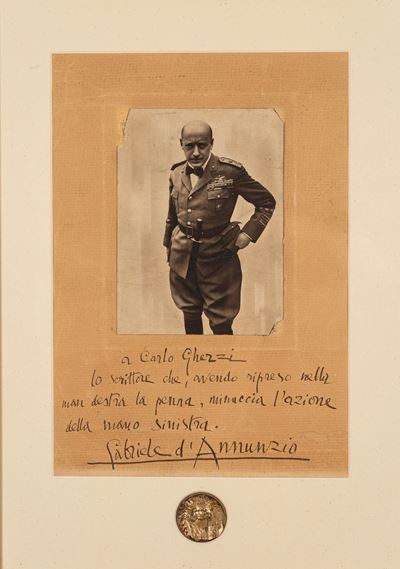 Foto del Vate in uniforme da Ardito con dedica e medaglia commemorativa (1929)