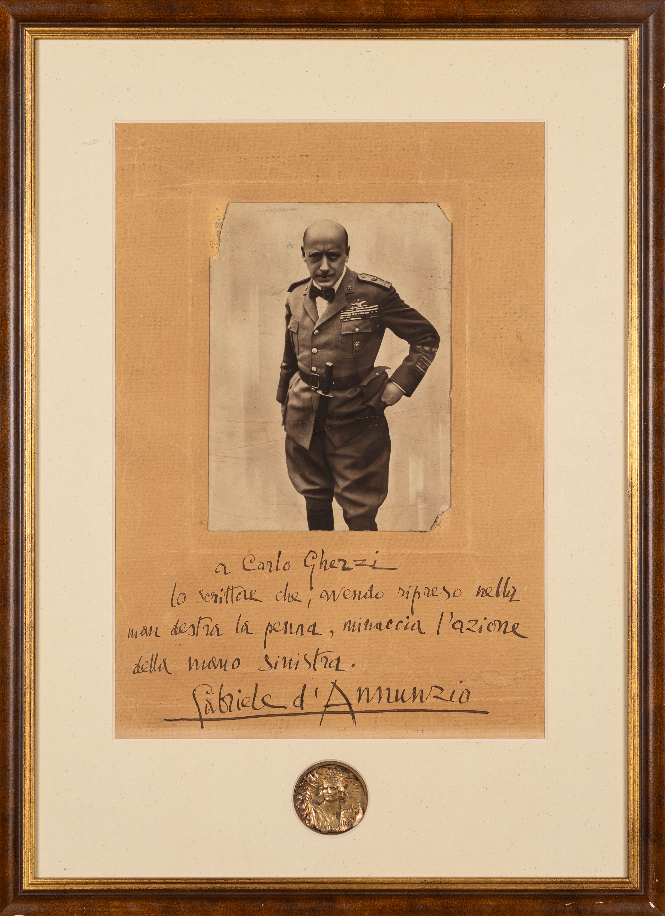 Gabriele D'annunzio - Foto del Vate in uniforme da Ardito con dedica e medaglia commemorativa (19...