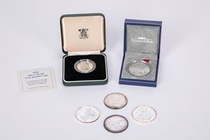Lotto di 2 monete in cofanetto e 4 medaglie del WWF (anni '90).