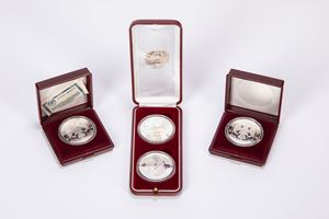 Lotto di 3 cofanetti contenenti 4 esemplari da 3 rubli (1990 e 1992).