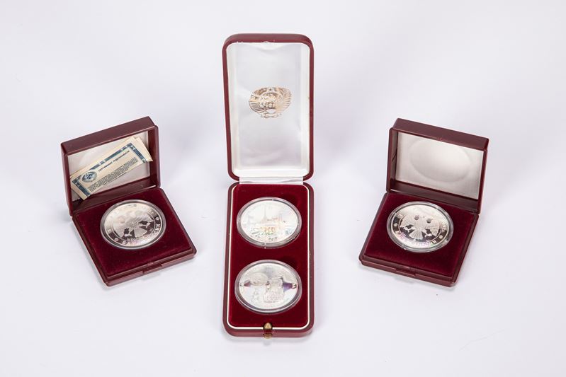 Lotto di 3 cofanetti contenenti 4 esemplari da 3 rubli (1990 e 1992).