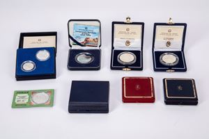 Lotto di 8 emissioni celebrative in cofanetto originale (anni '90).