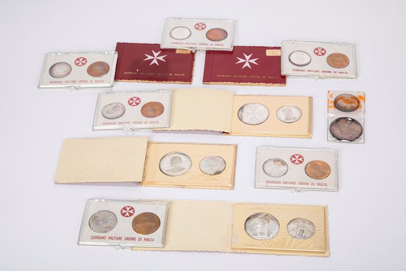 Interessante lotto di 12 dittici del Sovrano Ordine Militare di Malta.