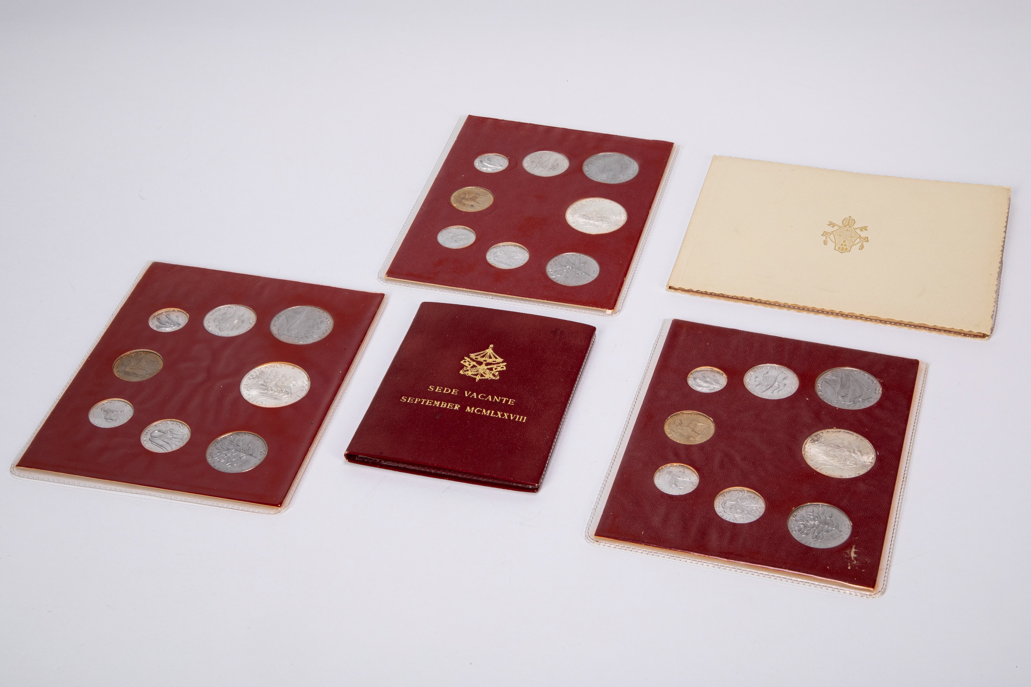 VARI PONTEFICI - Lotto composto da un raccoglitore, 4 divisionali e una sede vacante.