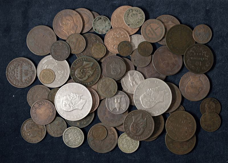 Accumulo di monete da vari stati, principalmente di area italiana.