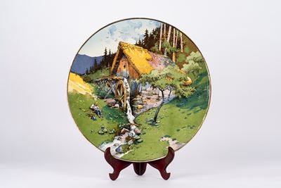 Piatto in porcellana policroma, decorazione con paesaggio montano