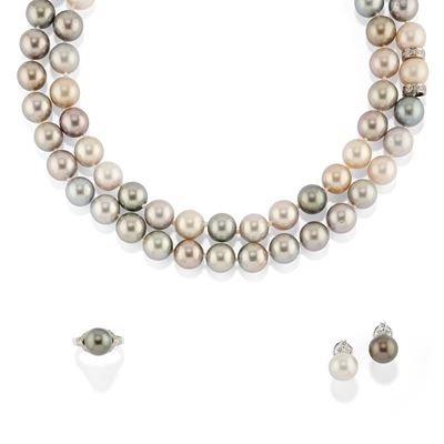 Parure con perle, collana, anello e orecchini in oro bianco 18k