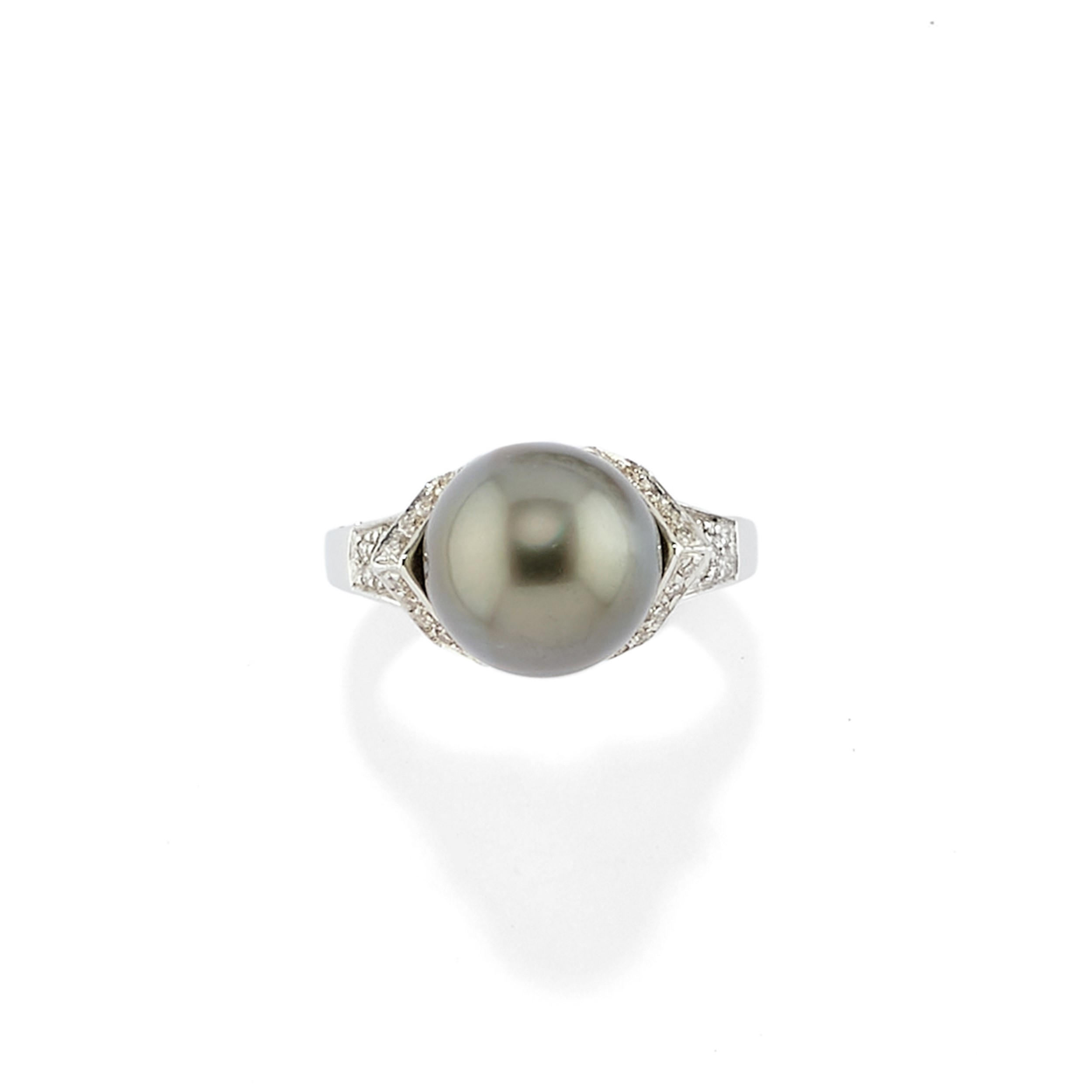 Parure con perle, collana, anello e orecchini in oro bianco 18k