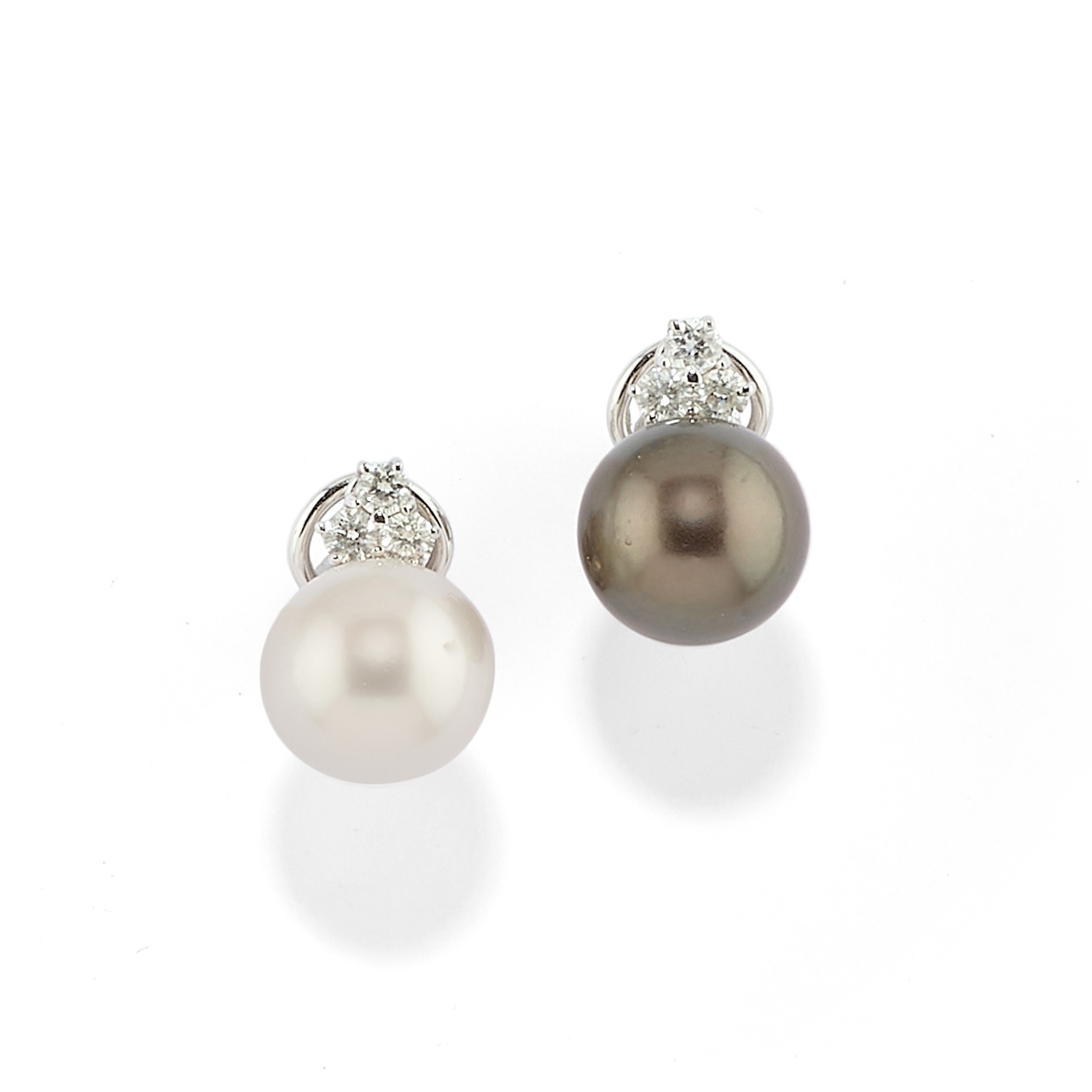 Parure con perle, collana, anello e orecchini in oro bianco 18k