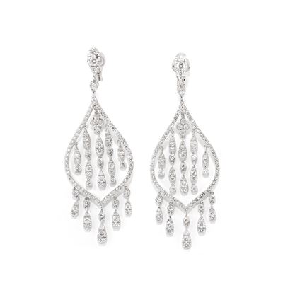 Orecchini pendenti con diamanti, in oro bianco 18k