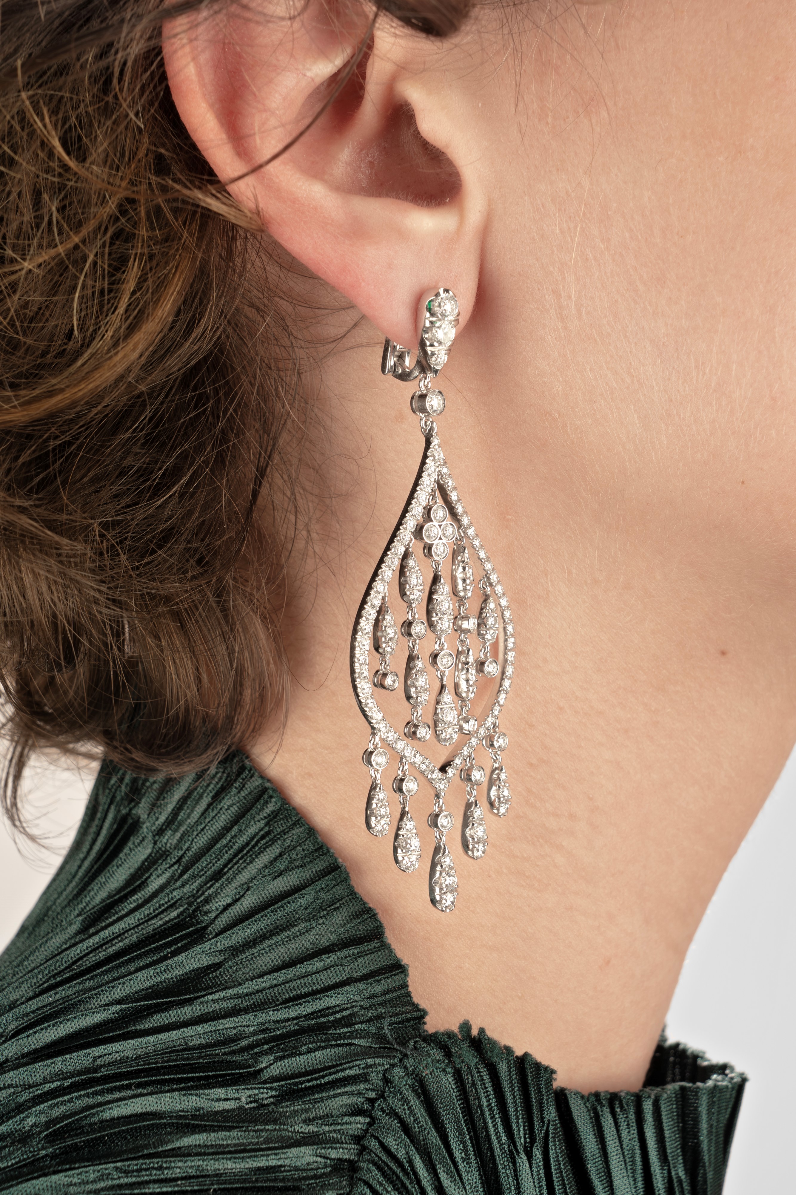 Orecchini pendenti con diamanti, in oro bianco 18k