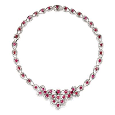 Collana a bavaglino con rubini Burma e Siam, diamanti, in oro bianco 18k