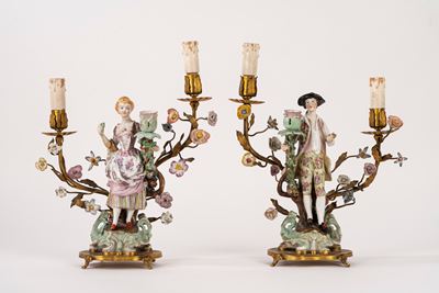Meissen, Coppia di candelabri con figurine in porcellana policroma (XIX secolo)