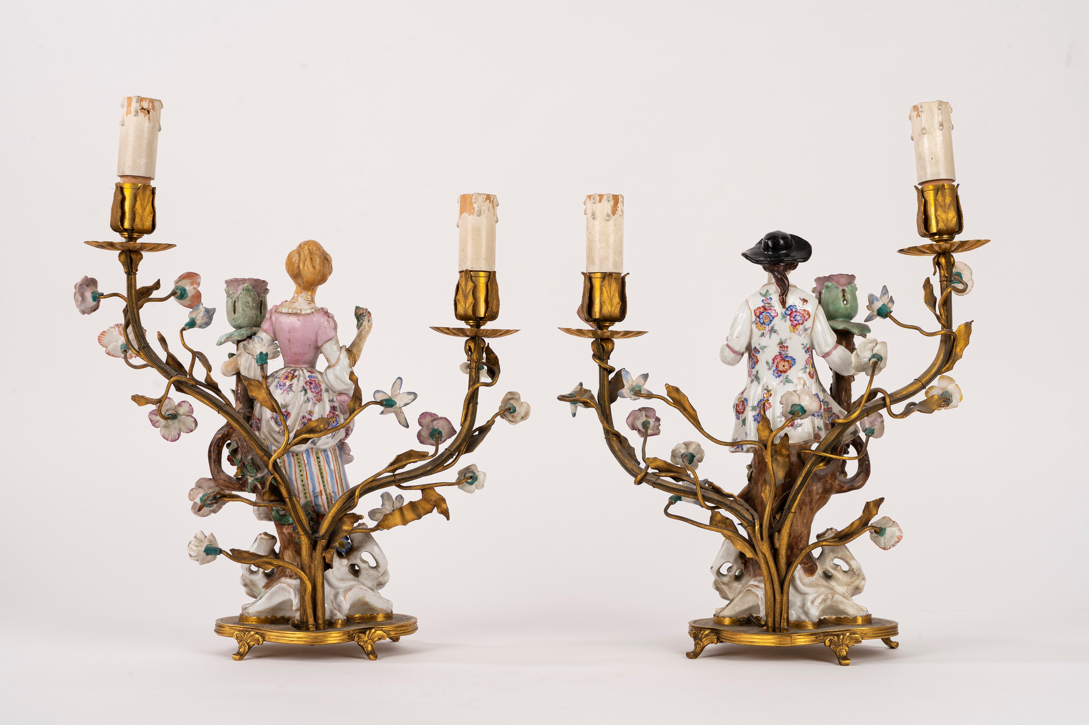 Meissen, Coppia di candelabri con figurine in porcellana policroma (XIX secolo)