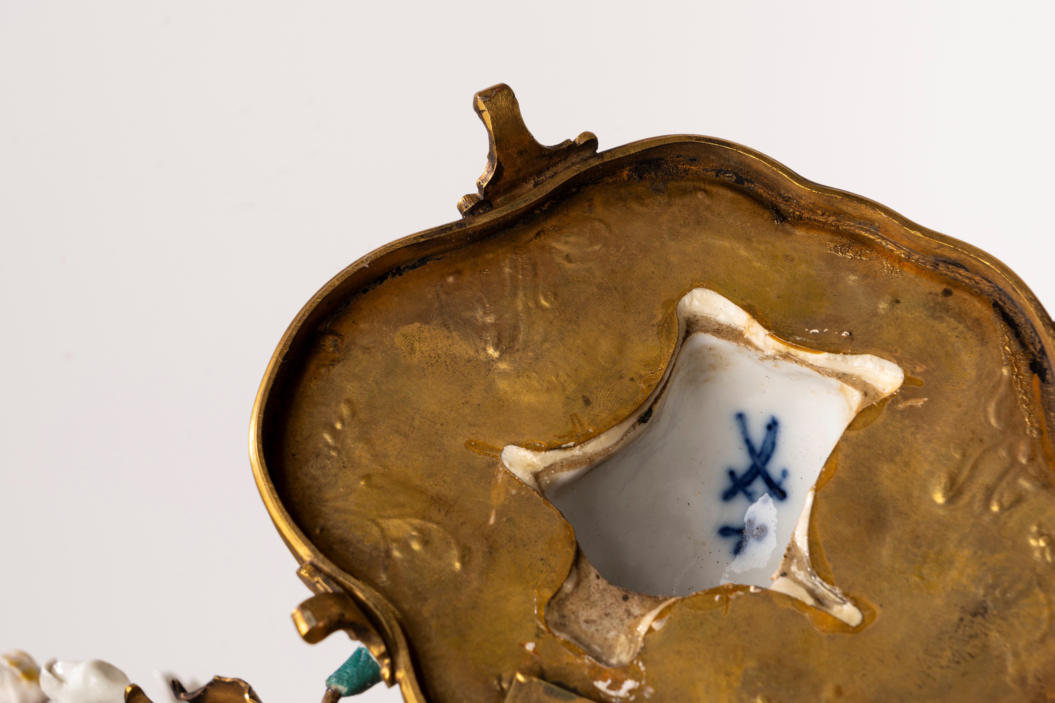 Meissen, Coppia di candelabri con figurine in porcellana policroma (XIX secolo)
