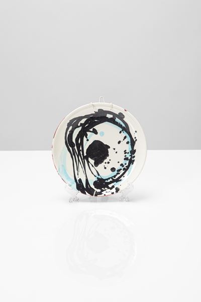 Piatto con decoro nucleare in ceramica dipinta