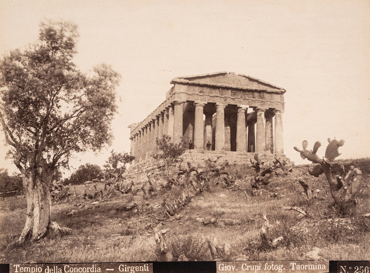 Giovanni Crupi - Anfiteatro di Siracusa e Tempio della Concordia di Girgenti, due stampe all'albu...