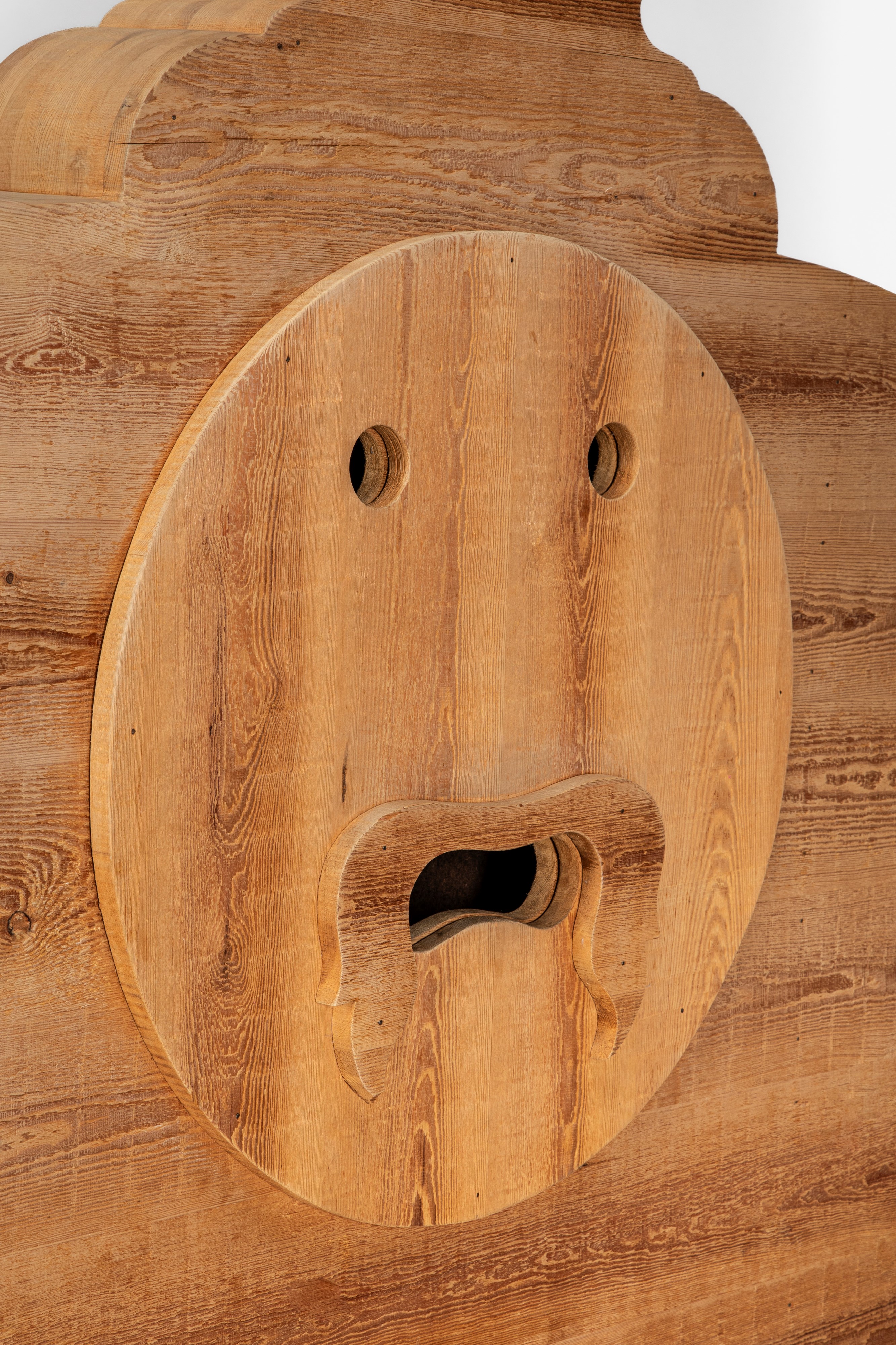 Mario Ceroli - Letto modello "Bocca della Verità" (serie "Mobili nella Valle"), legno di pino rus...