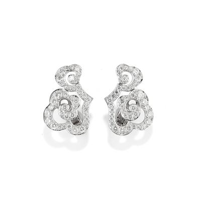 Orecchini, modello “Nuage”, in oro bianco 18k con diamanti taglio brillante