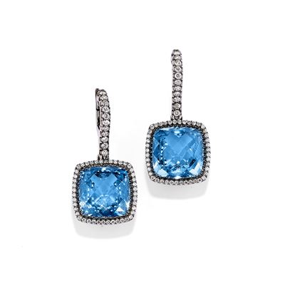 Orecchini pendenti, topazi blu a taglio briolette e diamanti, in oro bianco brunito 18k