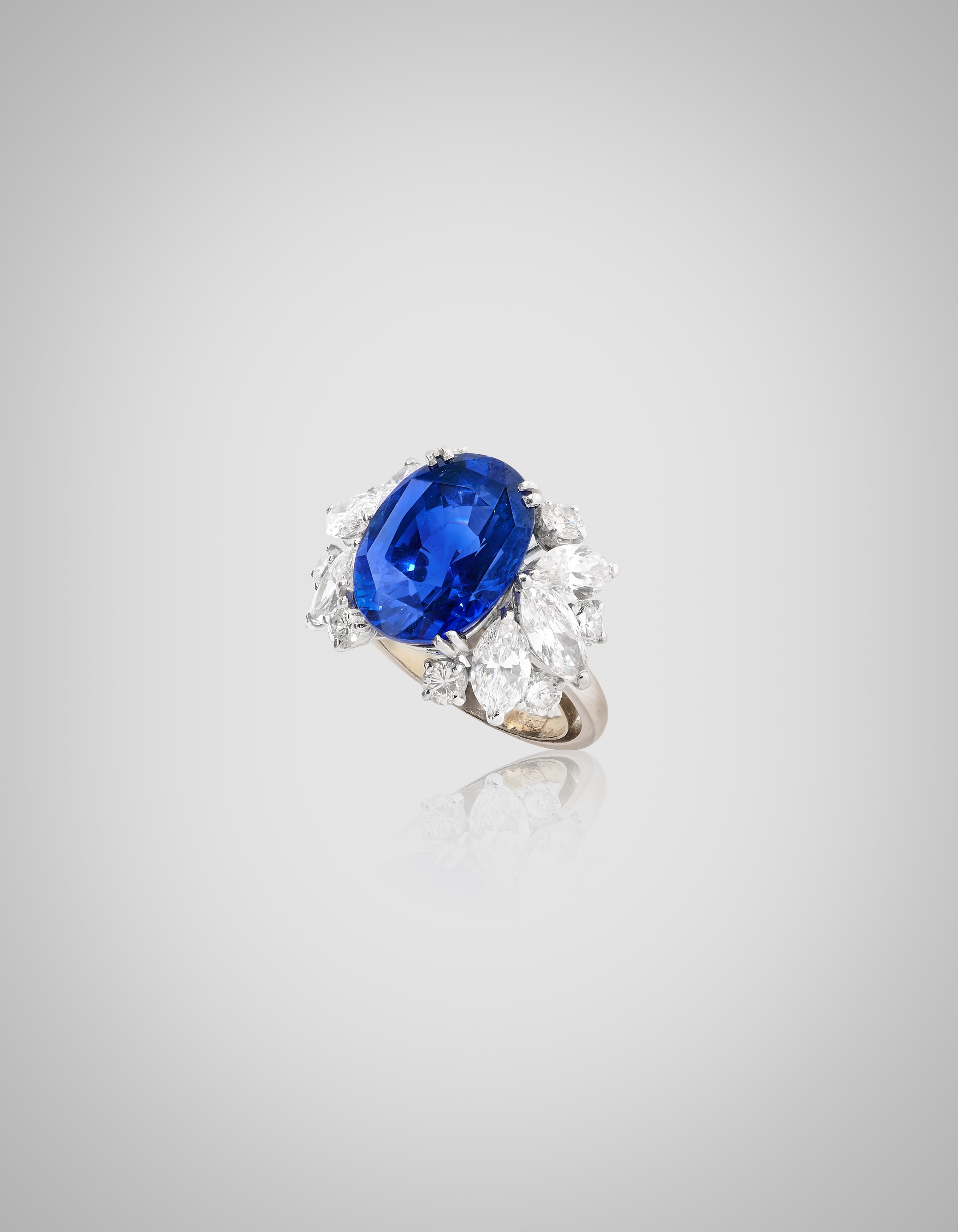 Anello in oro bianco 18k con zaffiro Burma ovale e diamanti