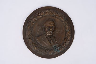 Ritratto a mezzo busto del Duce, altorilievo su placca in bronzo