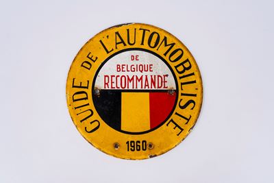 Tabella circolare in lamiera smaltata, “Guide de l’automobiliste – 1960” (de Belgique recommande)...