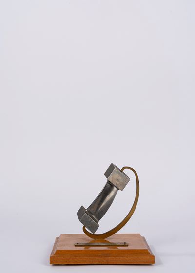 Riconoscimento aziendale ANSALDO ENERGIA, trofeo-scultura con targa in ottone e elemento rotante