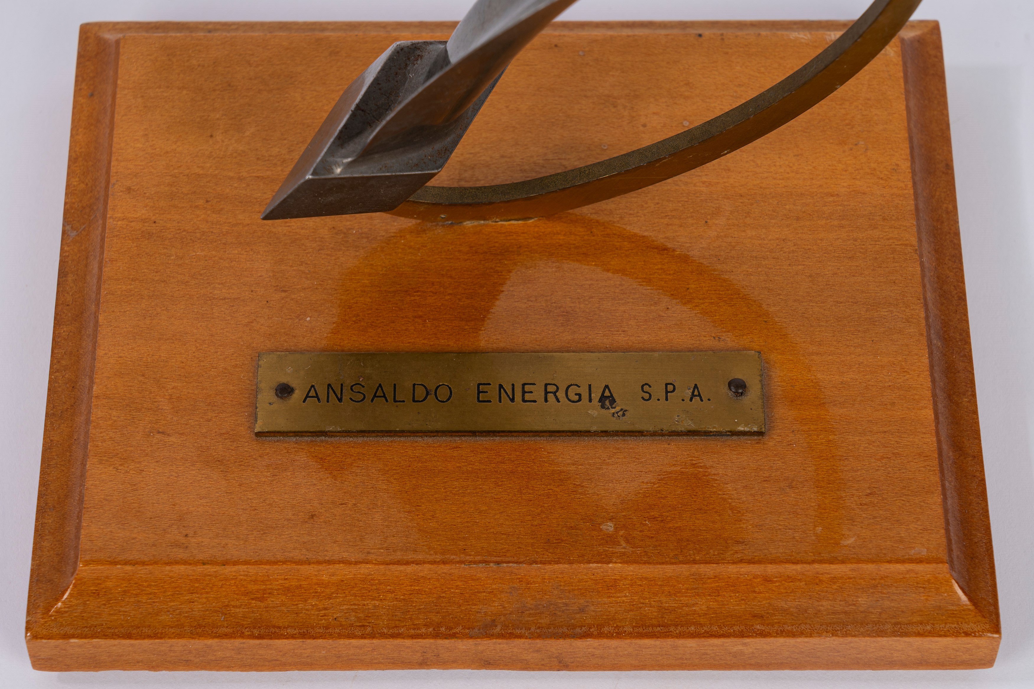 Riconoscimento aziendale ANSALDO ENERGIA, trofeo-scultura con targa in ottone e elemento rotante