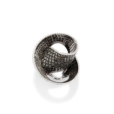 Anello a spirale, in oro bianco brunito 18k con pavé di diamanti neri e bordo con diamanti incolo...