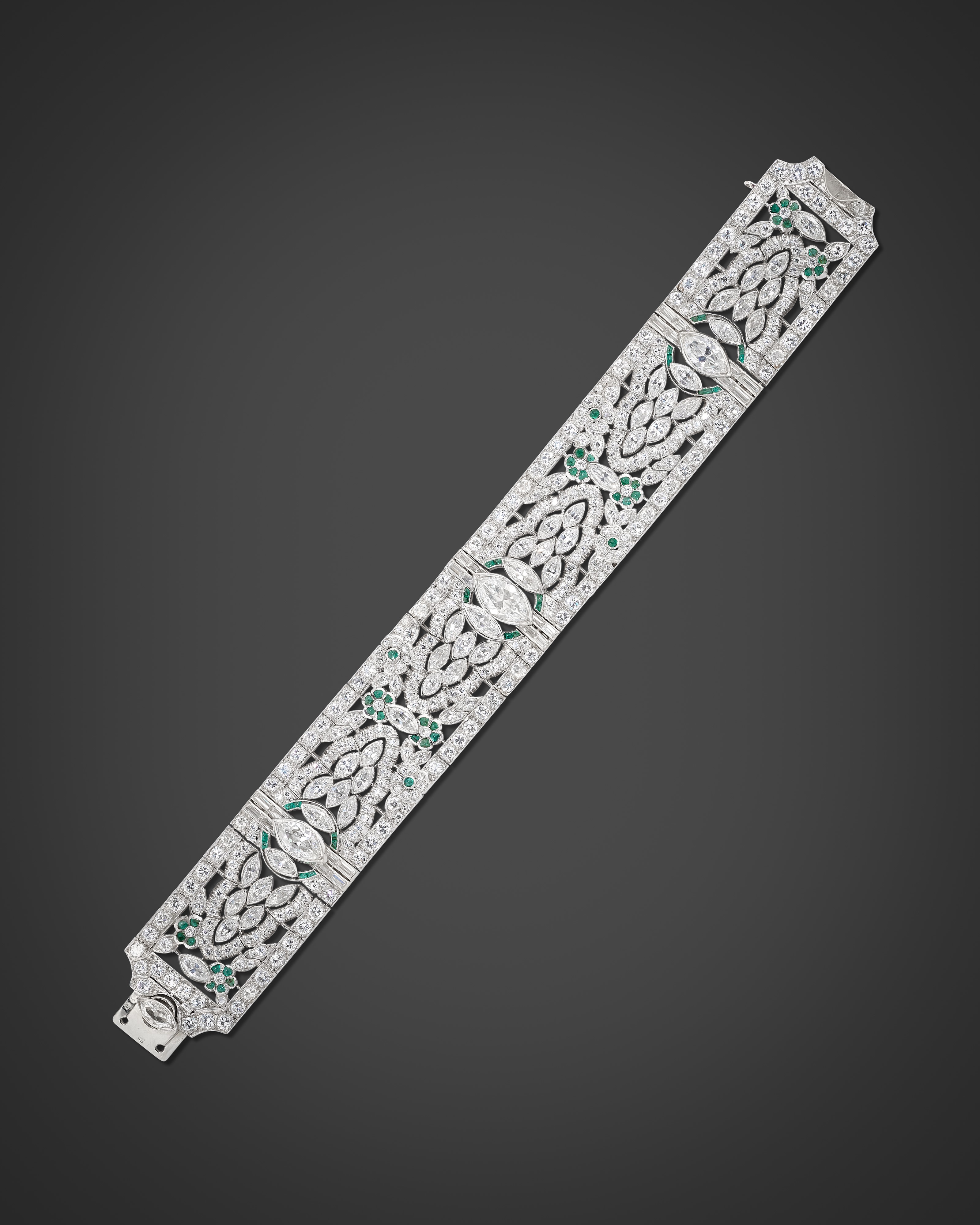Bracciale déco, in platino e oro 18k con diamanti e smeraldi