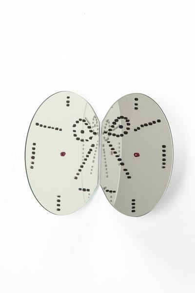 Specchio scultura modello «Due ali» della serie «Specchi Riflessi», 2016