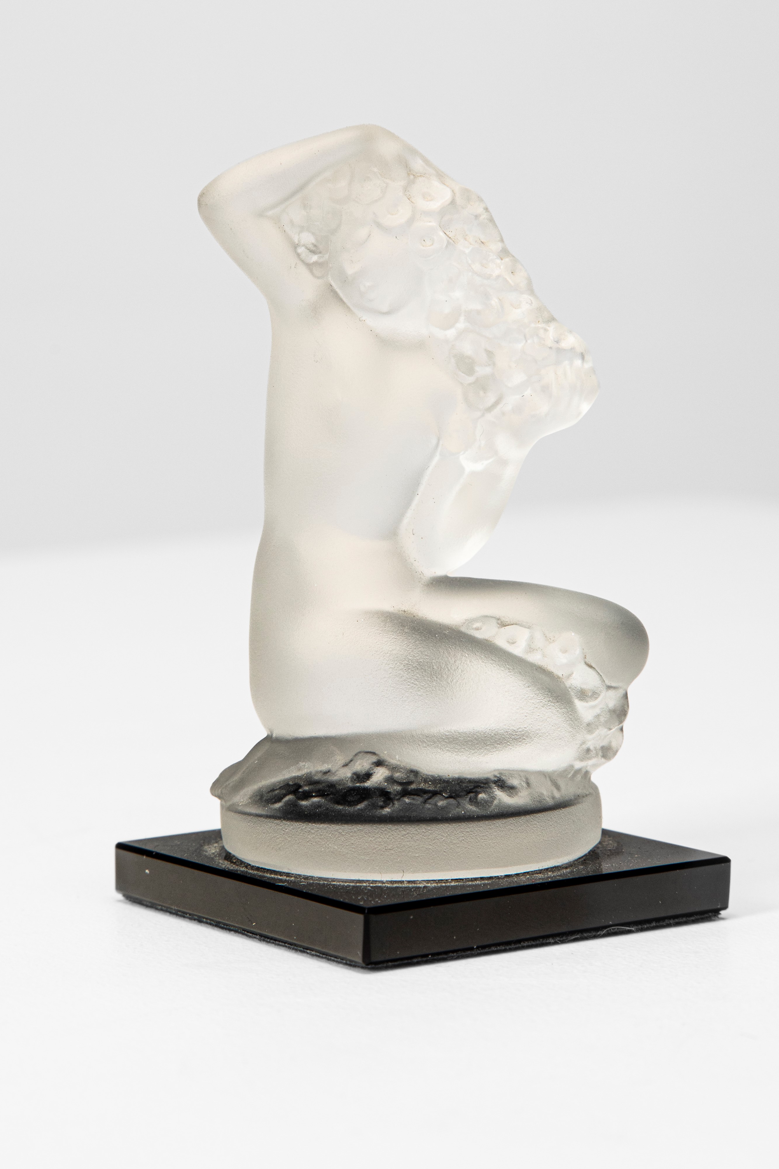 Lalique - Fermacarte modello «Floréal», vetro pressato bianco satinato e vetro nero (1928)