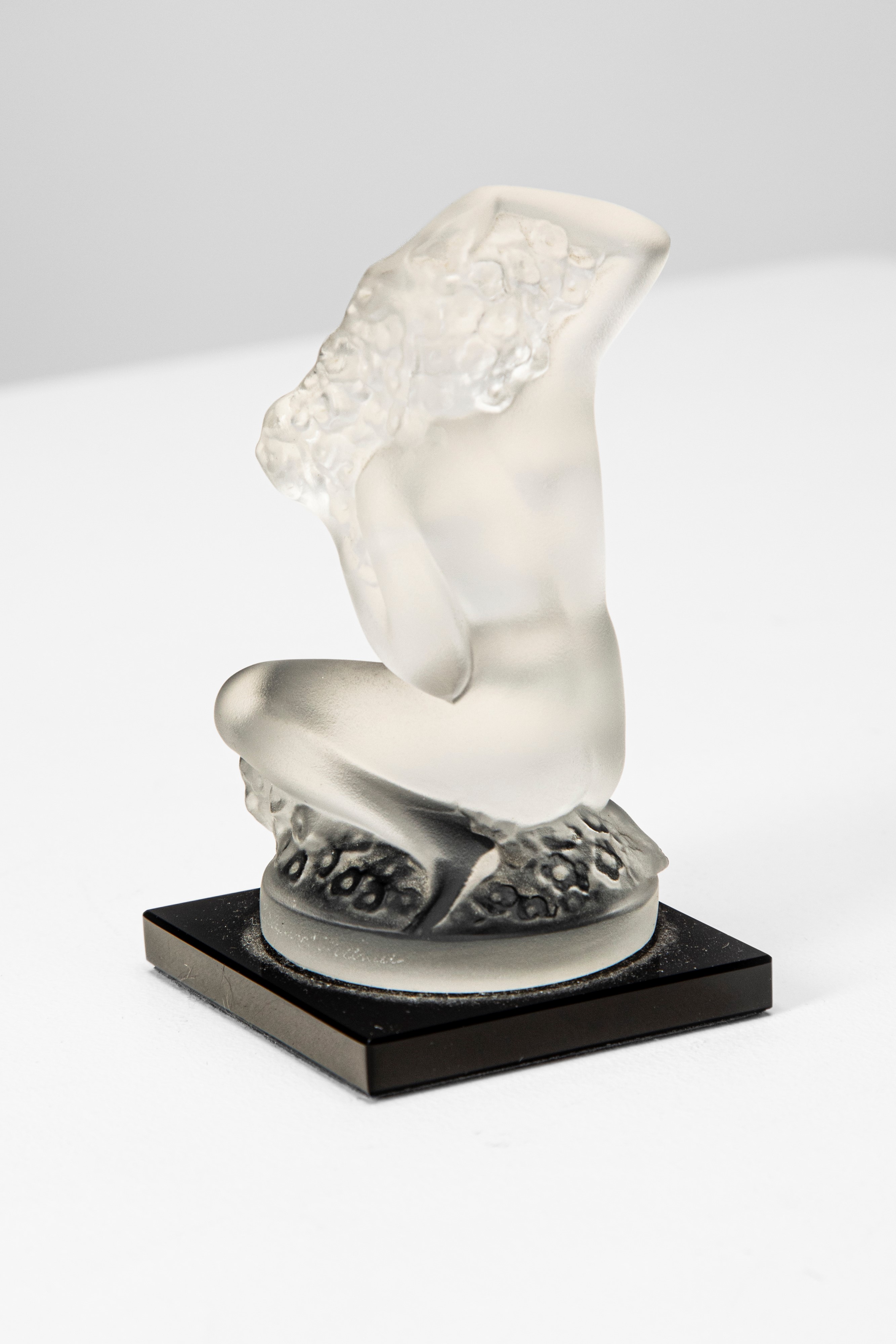Lalique - Fermacarte modello «Floréal», vetro pressato bianco satinato e vetro nero (1928)