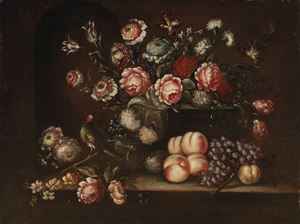 Fiori in un vaso, uva e pesche su un tavolo e un uccellino