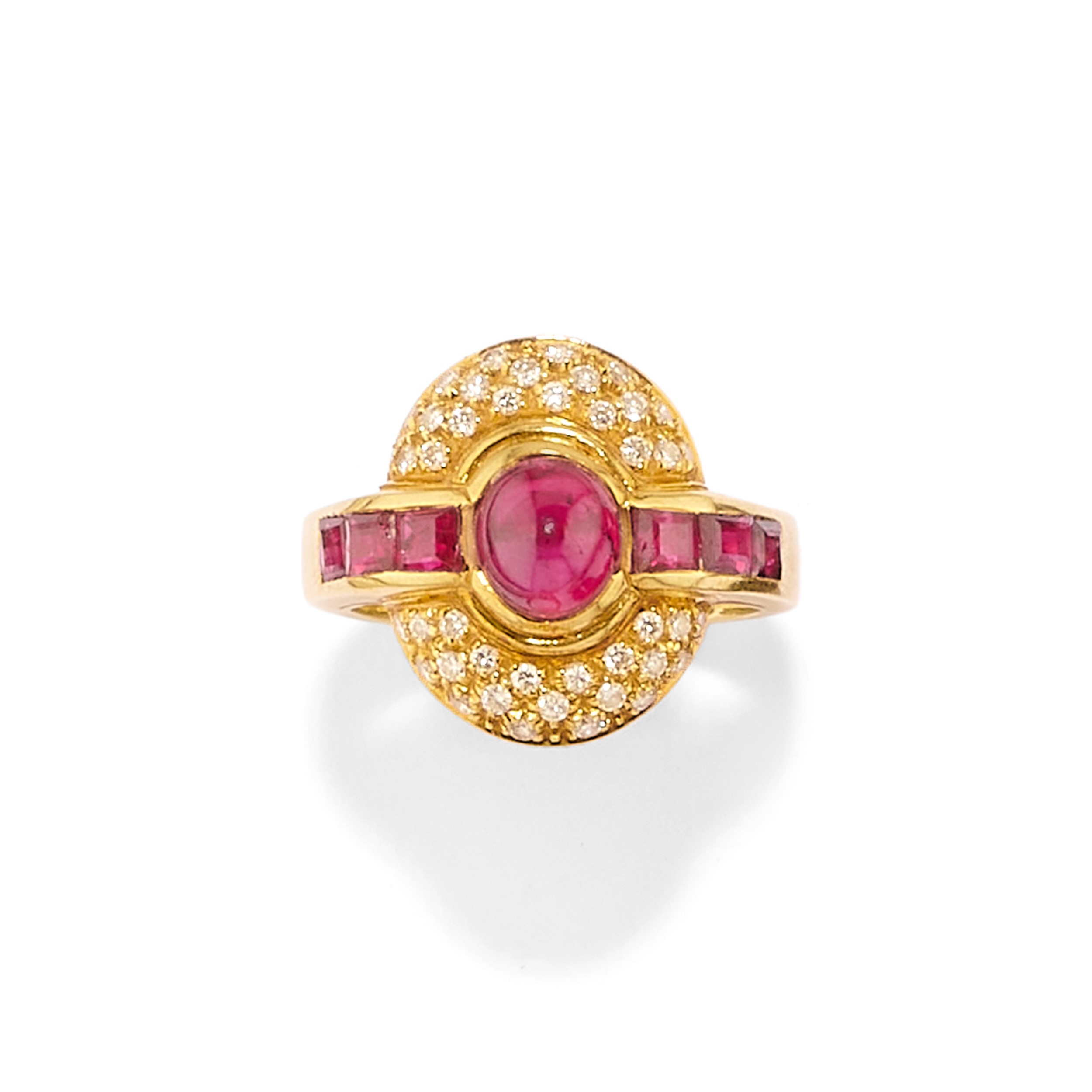 Due anelli in oro giallo 18k con rubini e zaffiri cabochon e diamanti