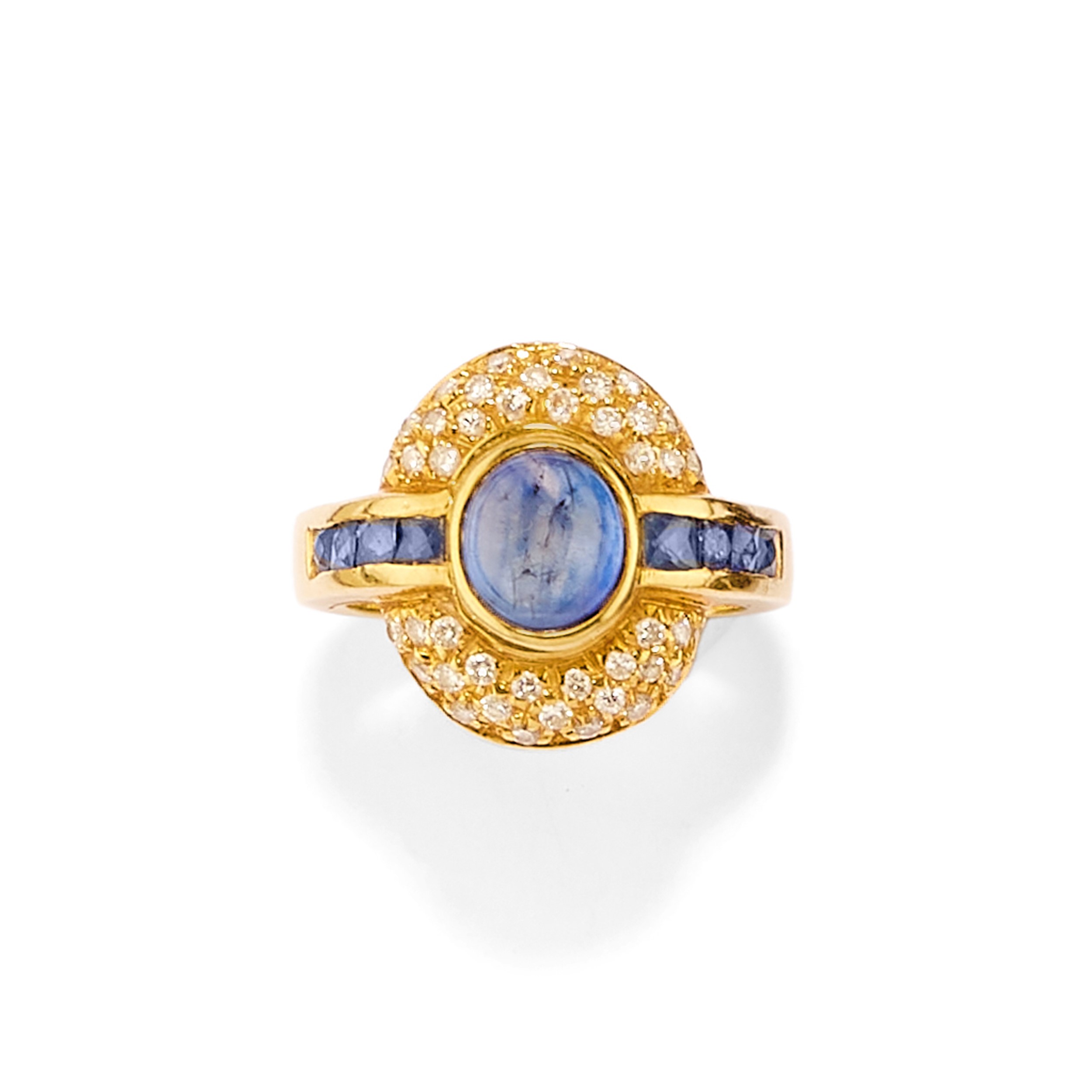 Due anelli in oro giallo 18k con rubini e zaffiri cabochon e diamanti