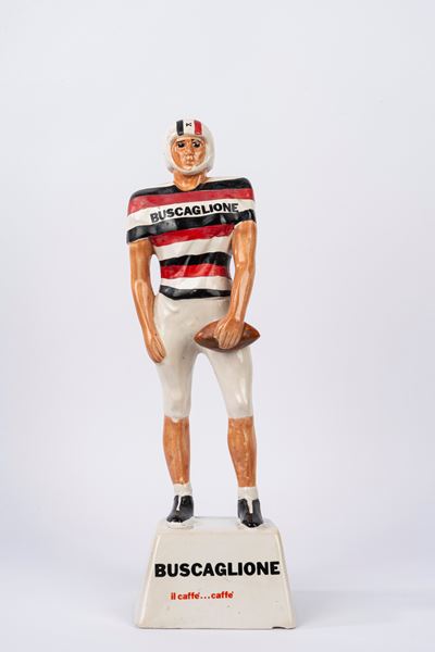 Gadget pubblicitario Buscaglione, Statuetta in ceramica policroma raffigurante un giocatore di fo...