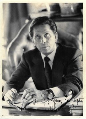 Bel ritratto fotografico del compianto stilista con dedica e firma autografe
