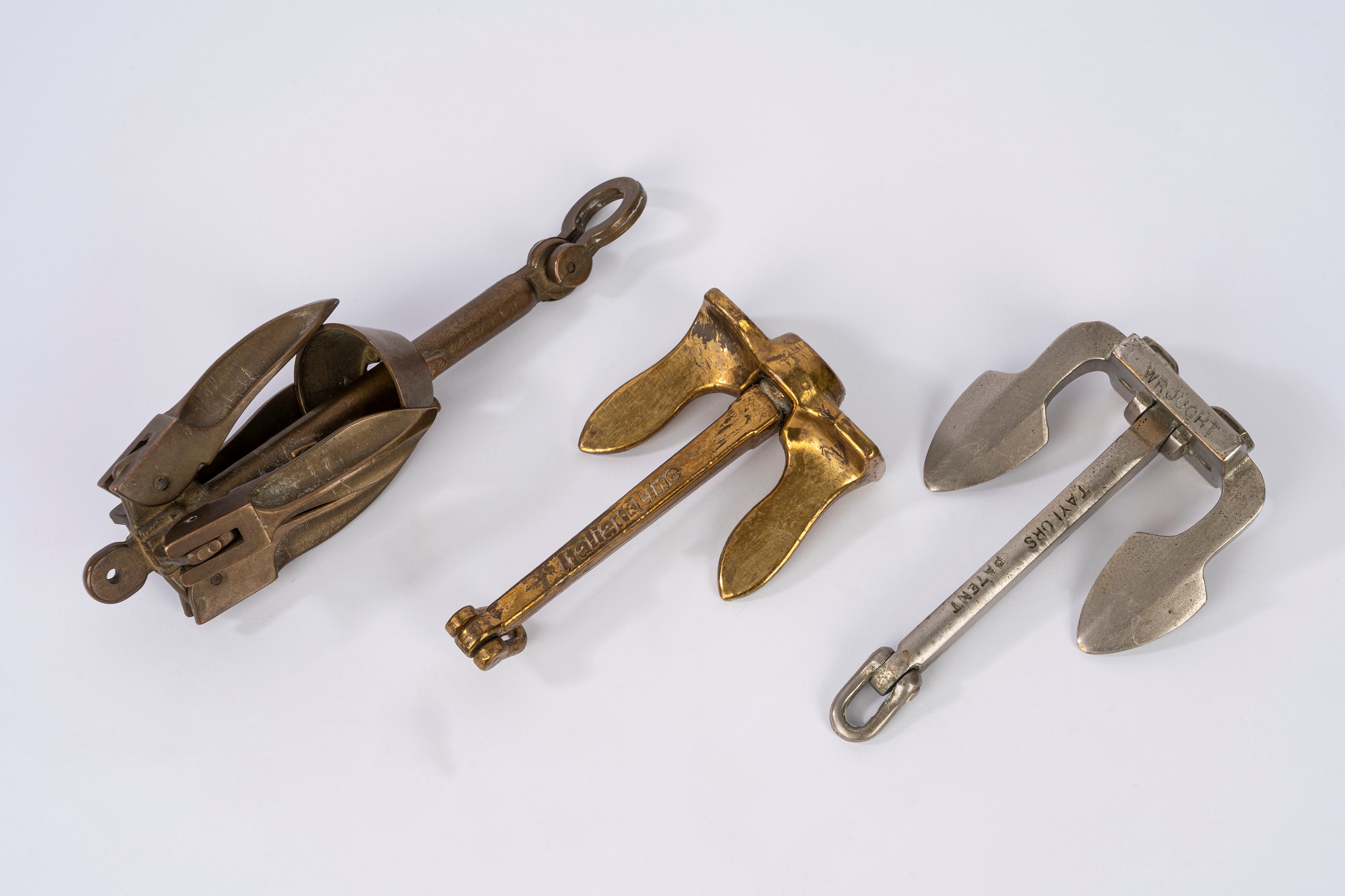 Tre ancore nautiche in miniatura, bronzo dorato e metallo (inizio XX secolo)