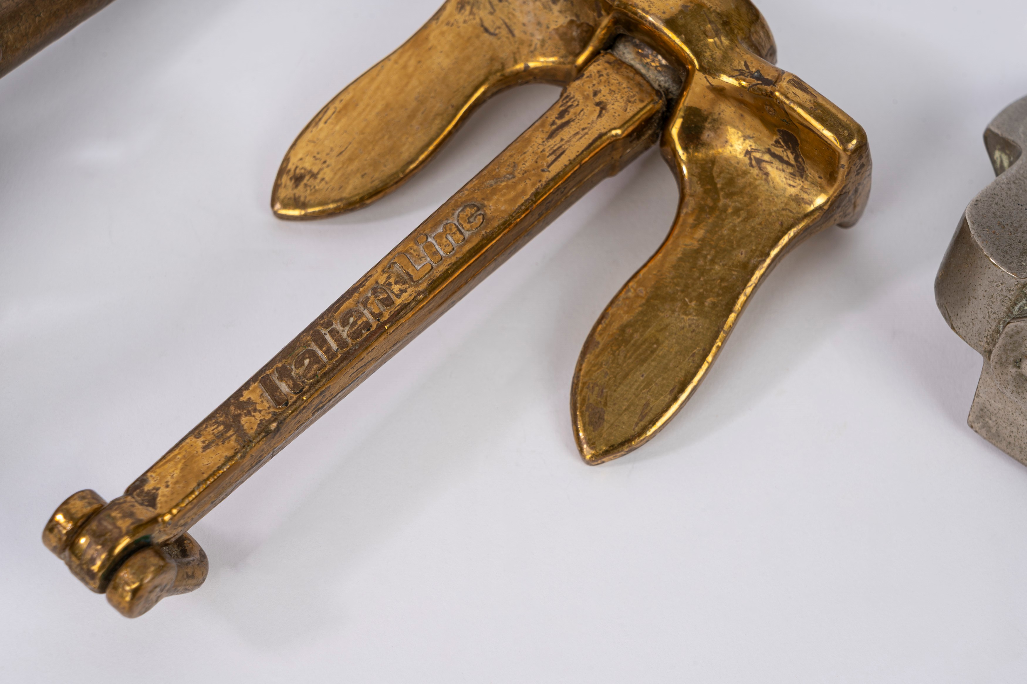 Tre ancore nautiche in miniatura, bronzo dorato e metallo (inizio XX secolo)