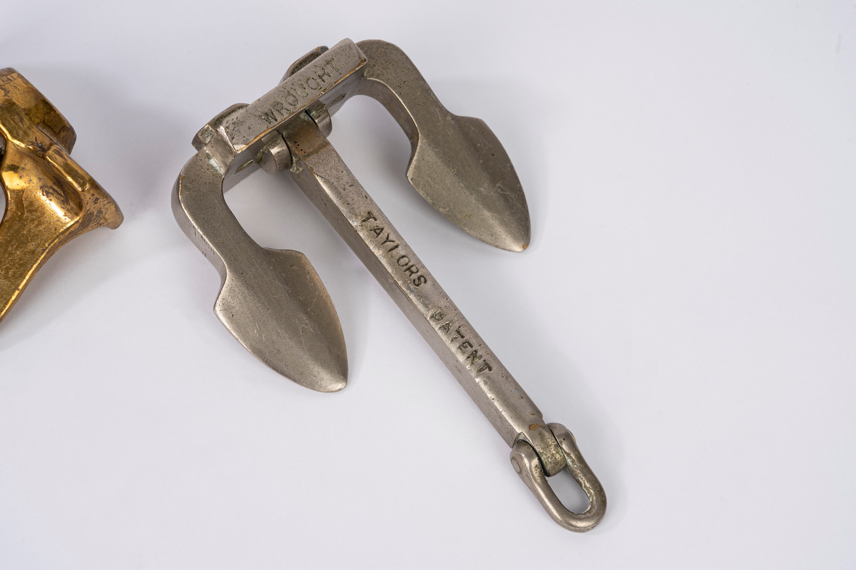 Tre ancore nautiche in miniatura, bronzo dorato e metallo (inizio XX secolo)