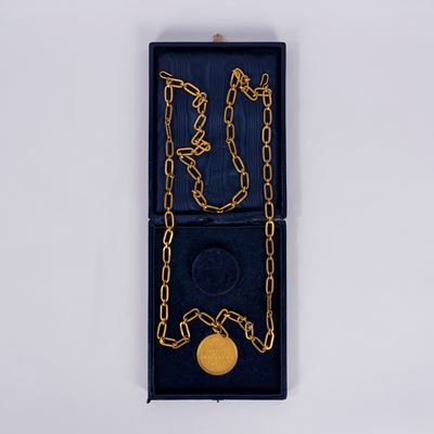 Medaglione commemorativo, “Senato della Repubblica 1948”, metallo dorato con catena e astuccio or...
