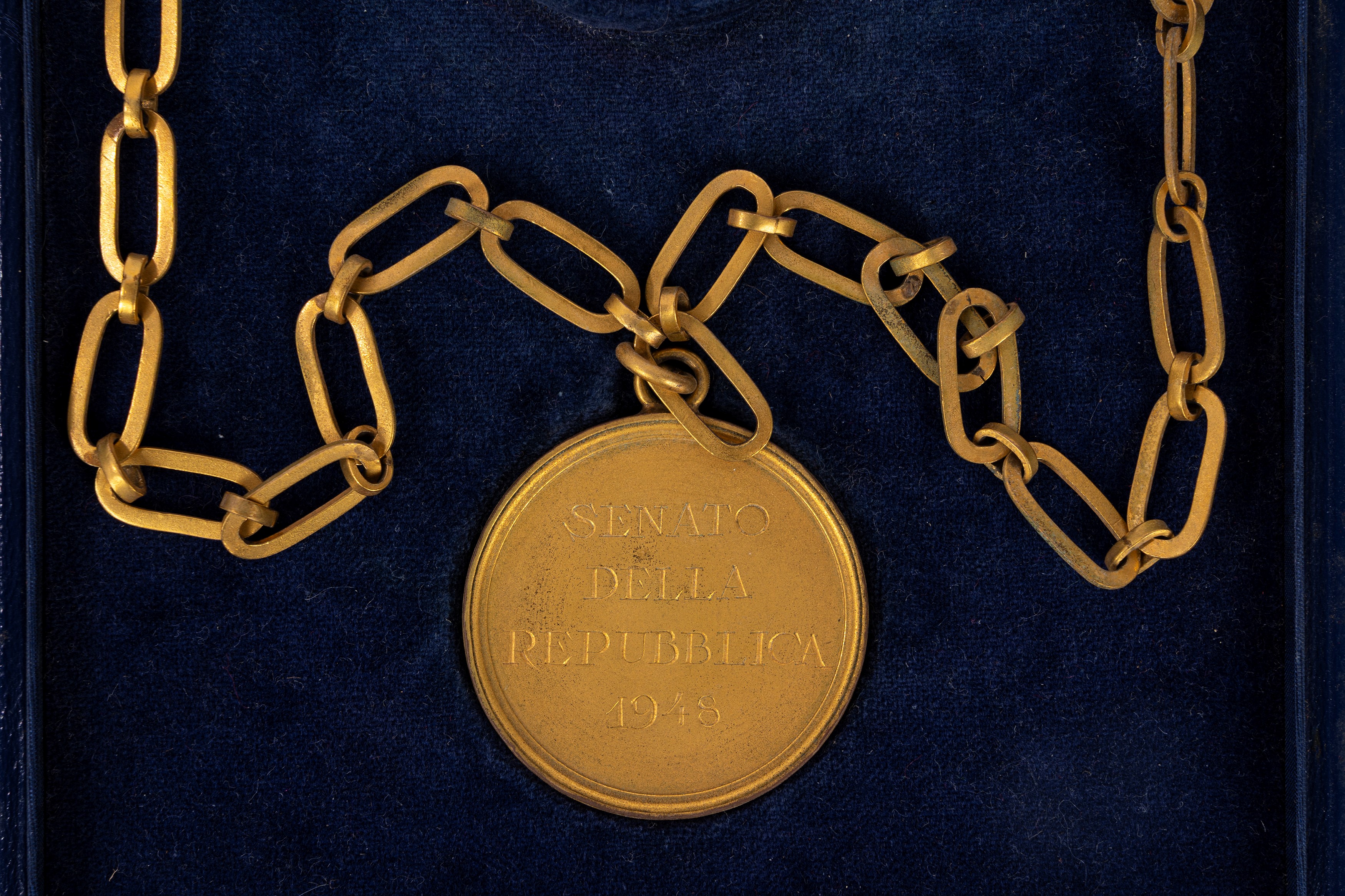 Medaglione commemorativo, “Senato della Repubblica 1948”, metallo dorato con catena e astuccio or...