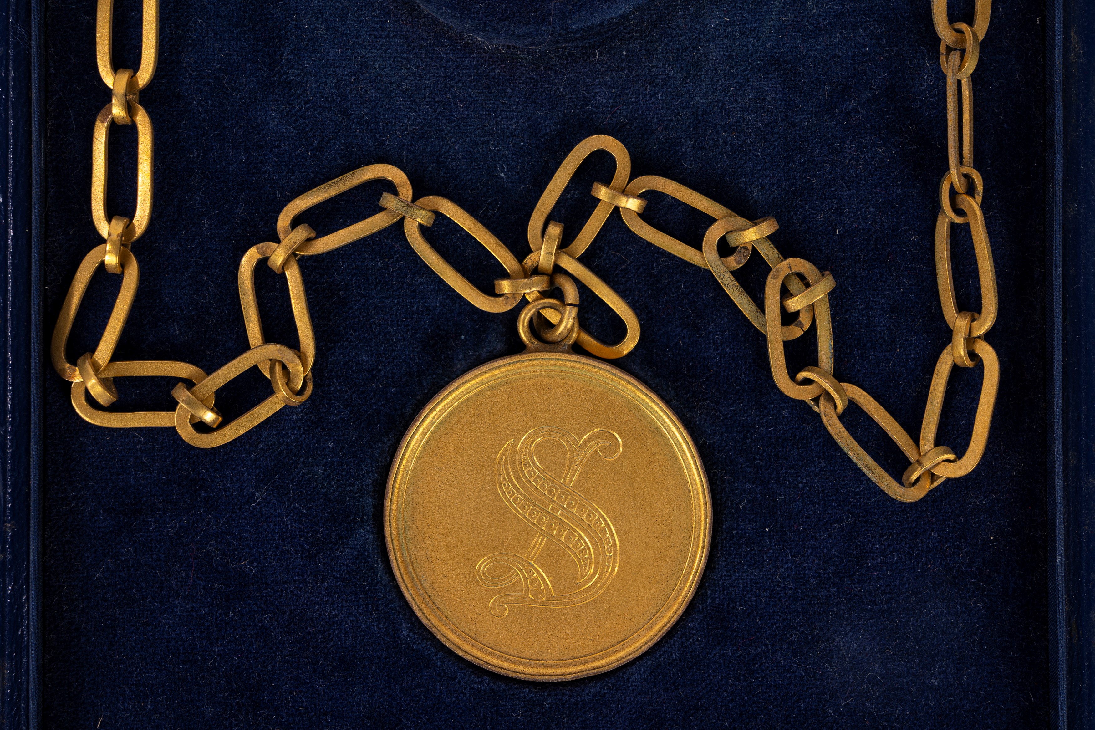 Medaglione commemorativo, “Senato della Repubblica 1948”, metallo dorato con catena e astuccio or...