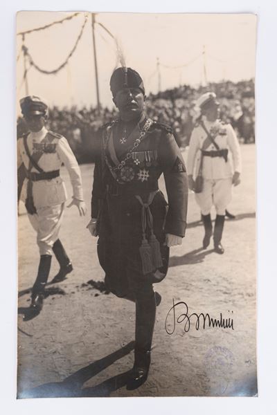Grande fotografia autografata con ferita al naso (alta uniforme), 1926