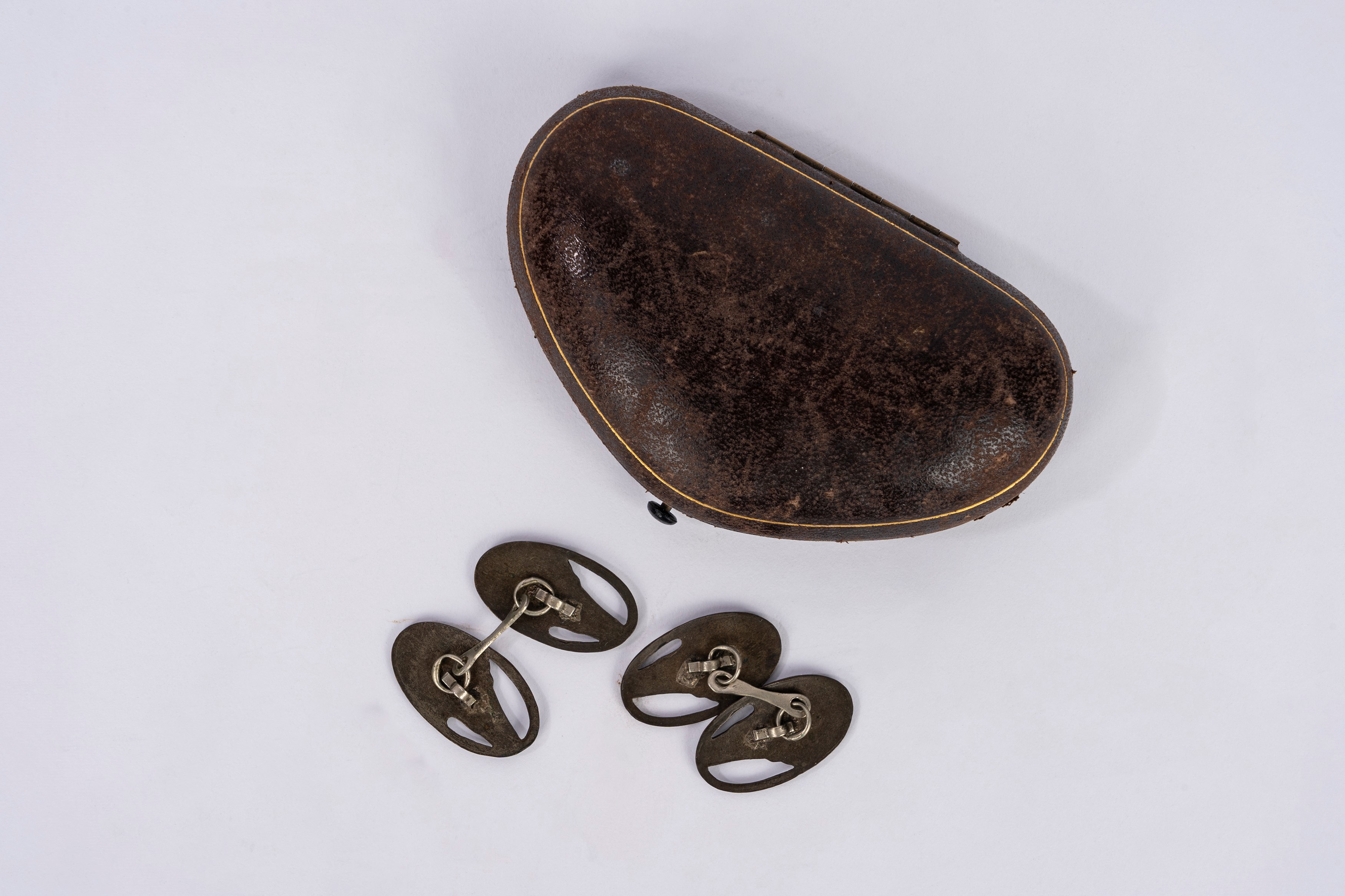 Gabriele D'annunzio - Gabriele D’Annunzio, Gemelli da polso con decorazione a testa di levriero i...