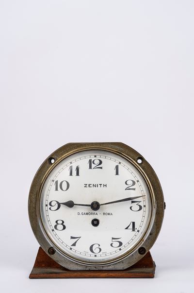 Zenith, Orologio da plancia anni 1920 con cassa in ottone e base in legno scuro